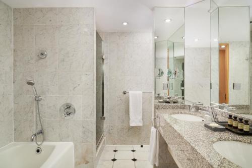 Suite Río con cama extragrande del hotel The Chelsea Harbour and Spa. Foto 3