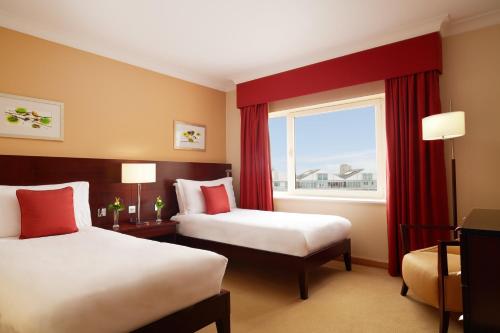 Suite Doble con vistas al puerto deportivo - 2 camas del hotel The Chelsea Harbour and Spa. Foto 1