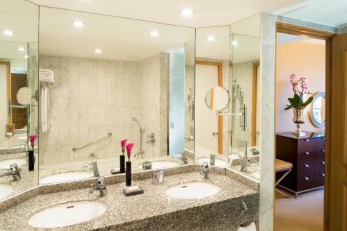 Suite Puerto Deportivo con cama extragrande del hotel The Chelsea Harbour and Spa. Foto 1