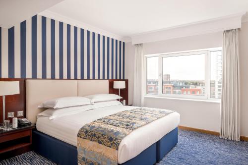 Suite Puerto Deportivo con cama extragrande del hotel The Chelsea Harbour and Spa. Foto 2