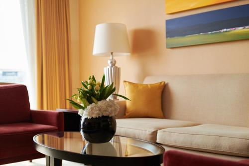 Suite Puerto Deportivo con cama extragrande del hotel The Chelsea Harbour and Spa. Foto 3