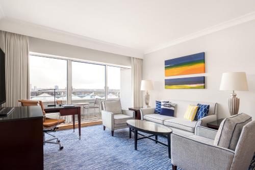 Suite Puerto Deportivo con cama extragrande del hotel The Chelsea Harbour and Spa. Foto 6