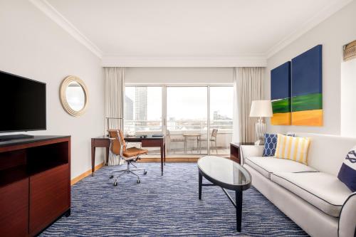 Suite Puerto Deportivo con cama extragrande del hotel The Chelsea Harbour and Spa. Foto 8