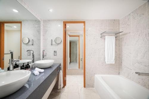 Suite Puerto Deportivo con cama extragrande del hotel The Chelsea Harbour and Spa. Foto 11