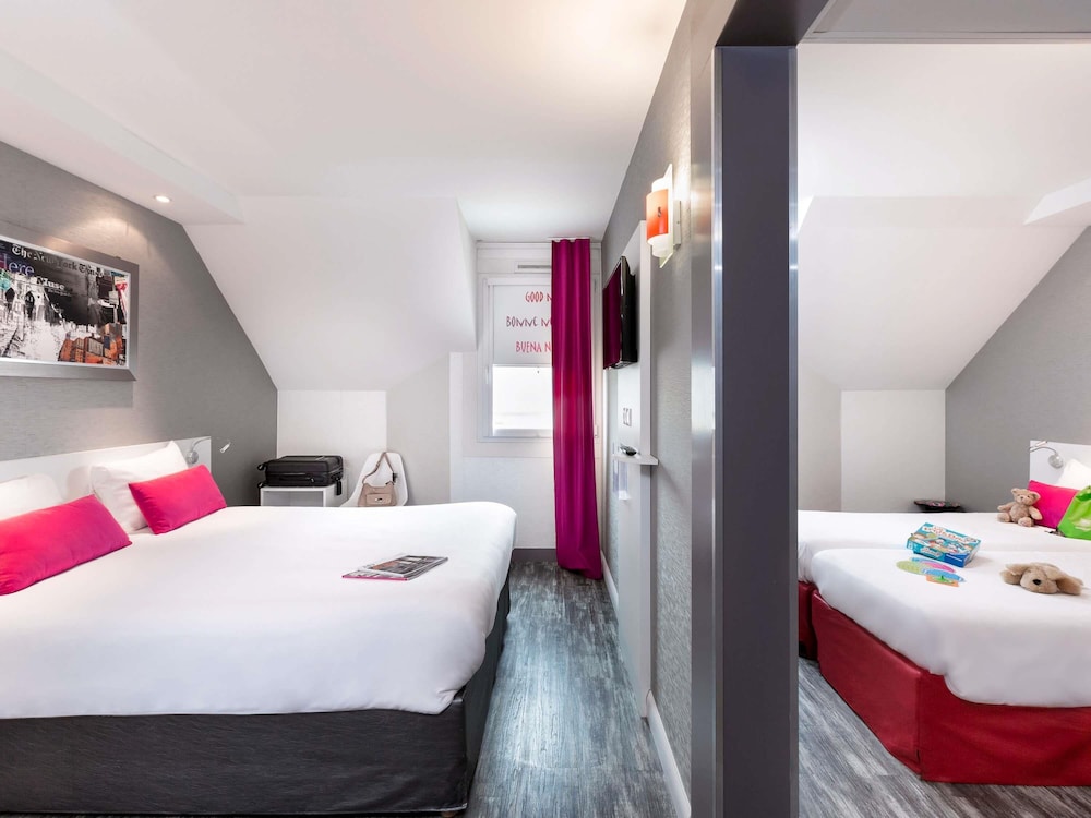 Habitación cuádruple Business 2 Camas individuales 1 Cama doble del hotel Ibis Styles Blois Centre Gare