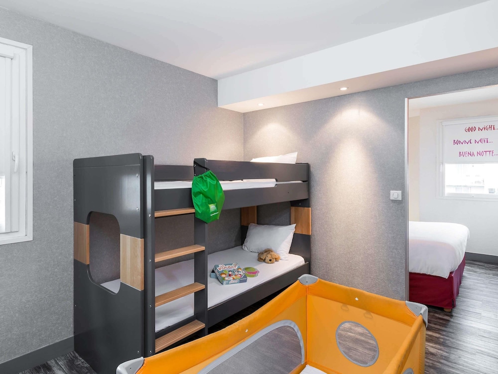 Habitación cuádruple Business 2 Camas individuales 1 Cama doble del hotel Ibis Styles Blois Centre Gare. Foto 2