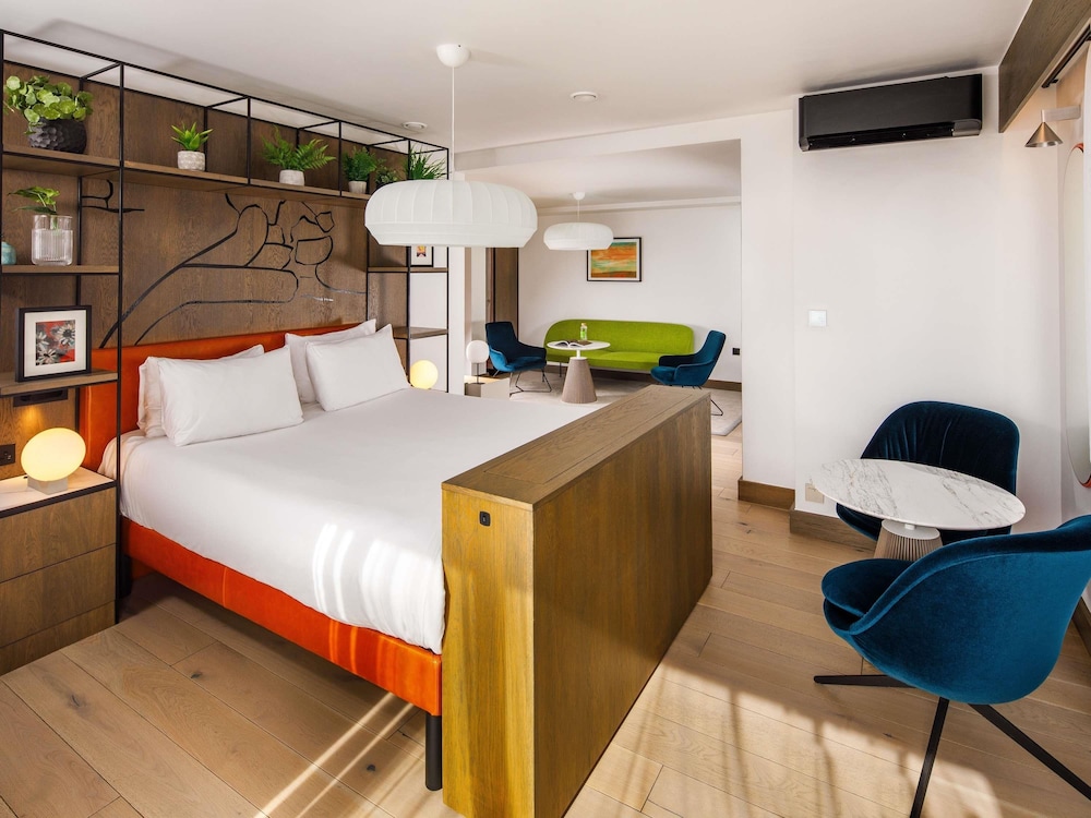Suite Junior con 1 cama doble, con balcón del hotel Ibis Styles Edinburgh Centre St Andrew Square. Foto 3
