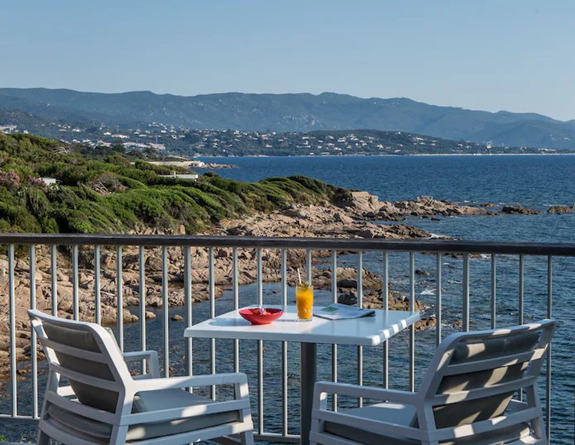 Habitación doble Vista Mar Lujo Balcón o Terraza 1 Cama king Con Vistas Normal del hotel Sofitel Golfe Ajaccio Thalassa Sea and Spa. Foto 2