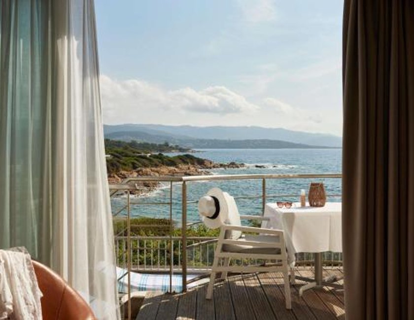 Suite Vista Mar Lujo Balcón o Terraza 1 Cama king del hotel Sofitel Golfe Ajaccio Thalassa Sea and Spa. Foto 1