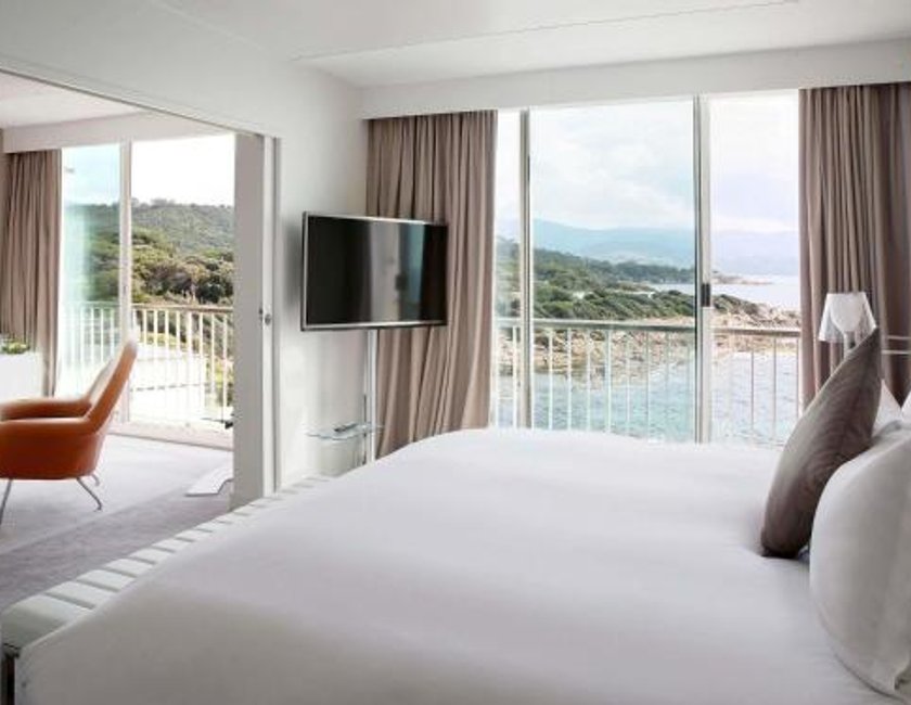 Suite Vista Mar Lujo Balcón o Terraza 1 Cama king del hotel Sofitel Golfe Ajaccio Thalassa Sea and Spa. Foto 7