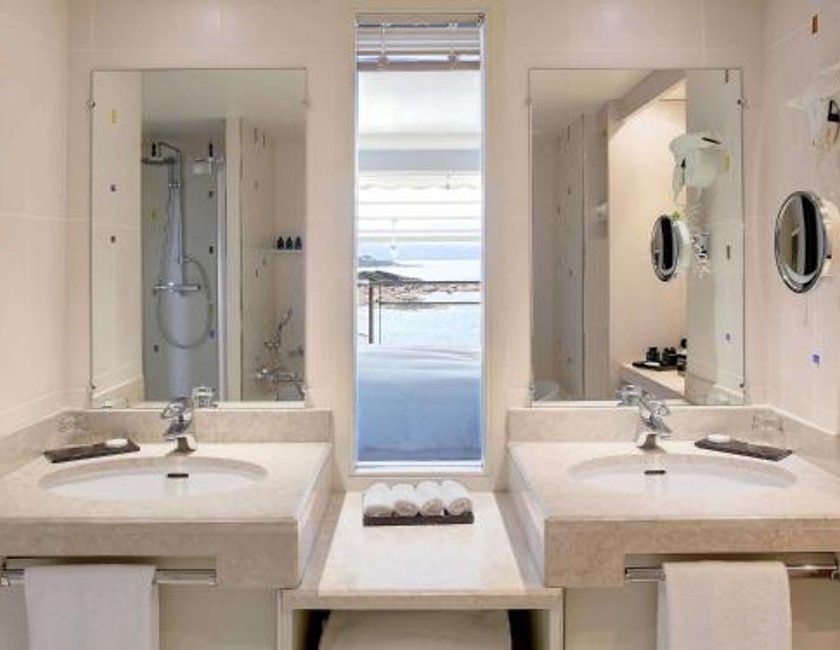 Suite Vista Mar Lujo Balcón o Terraza 1 Cama king del hotel Sofitel Golfe Ajaccio Thalassa Sea and Spa. Foto 8