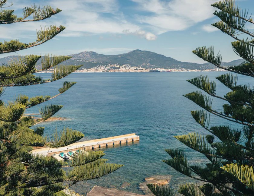 Habitación doble Vista Mar Balcón o Terraza Superior 1 Cama king Con Vistas del hotel Sofitel Golfe Ajaccio Thalassa Sea and Spa. Foto 1