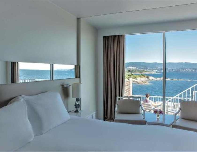 Habitación doble Vista Mar Lujo Balcón o Terraza 1 Cama king Con Vistas del hotel Sofitel Golfe Ajaccio Thalassa Sea and Spa