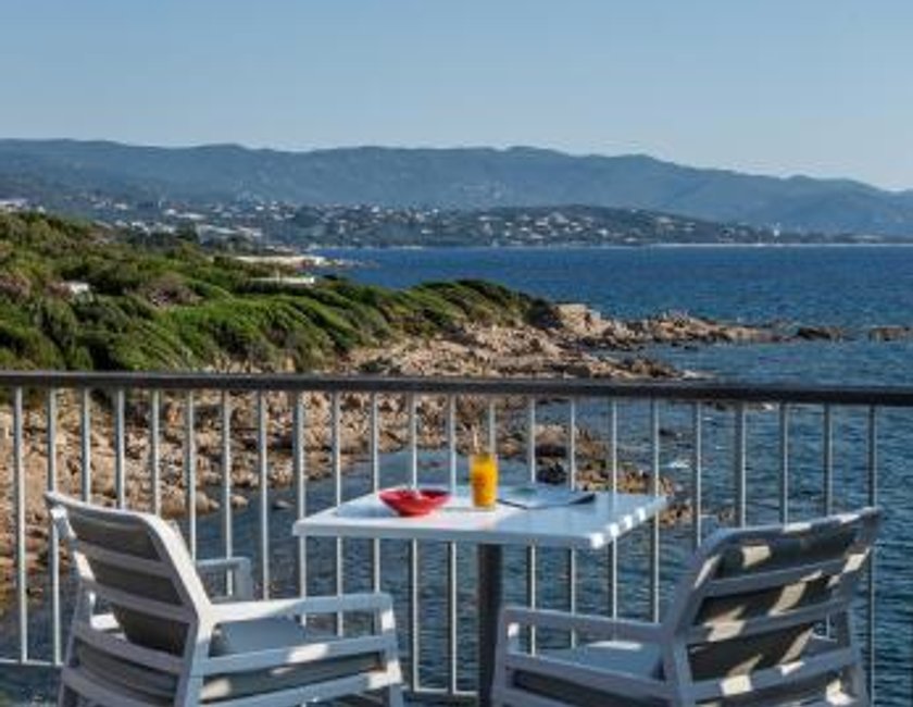 Habitación doble Vista Mar Lujo Balcón o Terraza 1 Cama king Con Vistas del hotel Sofitel Golfe Ajaccio Thalassa Sea and Spa. Foto 3