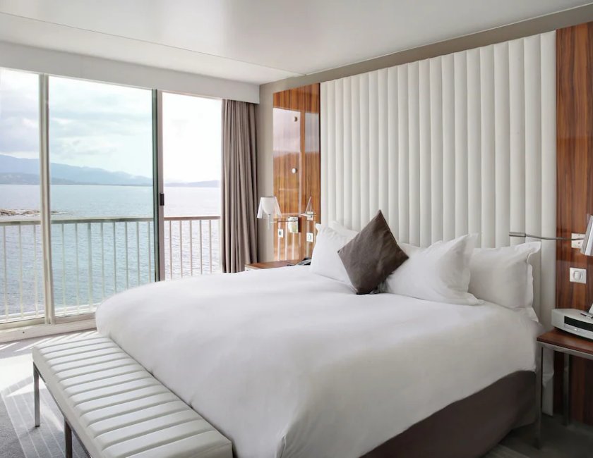 Junior suite Vista Mar 1 Cama queen Normal del hotel Sofitel Golfe Ajaccio Thalassa Sea and Spa. Foto 2