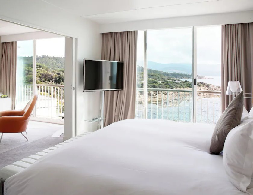Junior suite Vista Mar 1 Cama queen Normal del hotel Sofitel Golfe Ajaccio Thalassa Sea and Spa. Foto 3