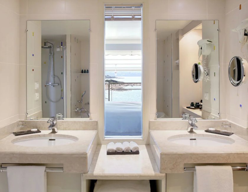 Junior suite Vista Mar 1 Cama queen Normal del hotel Sofitel Golfe Ajaccio Thalassa Sea and Spa. Foto 5