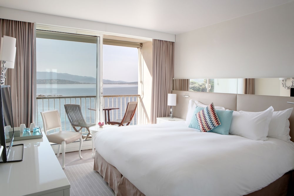 Habitación Clásica con balcón con vistas al mar del hotel Sofitel Golfe Ajaccio Thalassa Sea and Spa