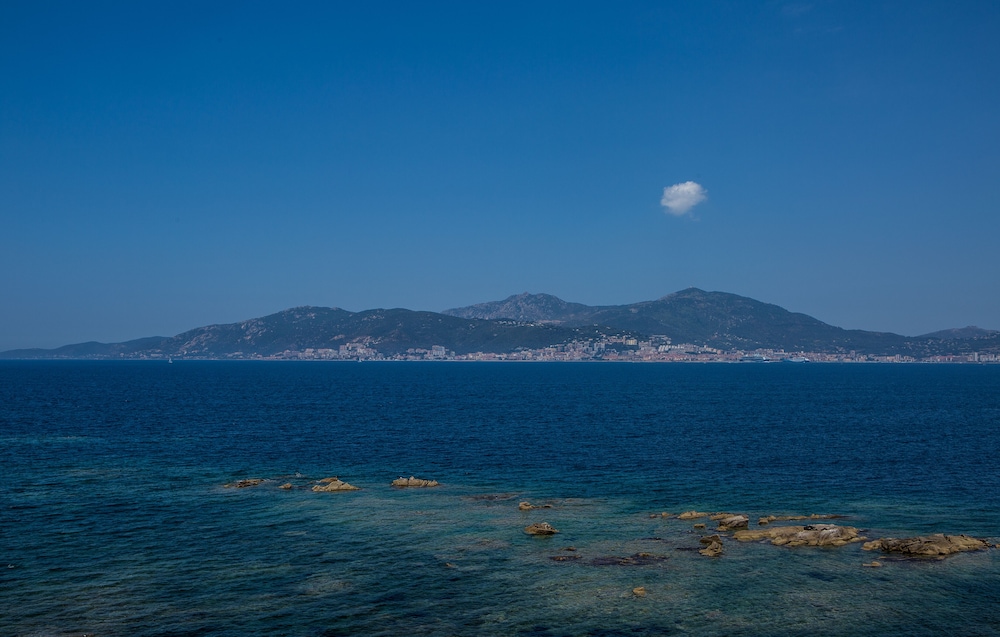 Habitación Clásica con balcón con vistas al mar del hotel Sofitel Golfe Ajaccio Thalassa Sea and Spa. Foto 1