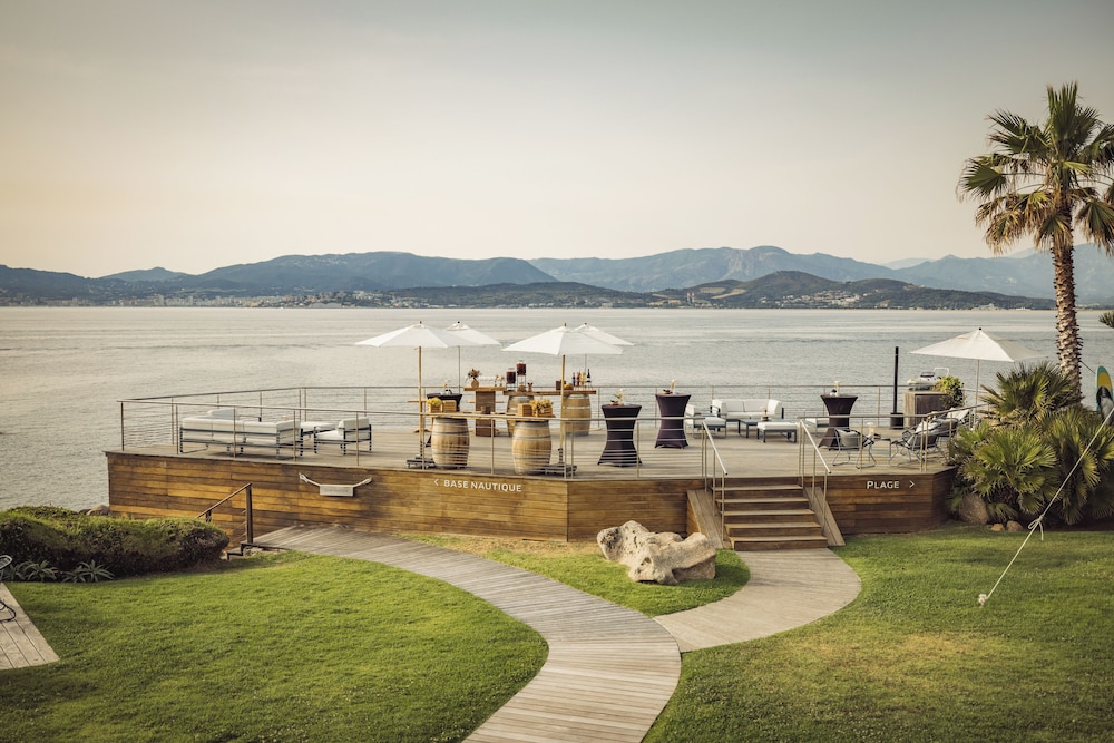 Habitación Clásica con balcón con vistas al mar del hotel Sofitel Golfe Ajaccio Thalassa Sea and Spa. Foto 2