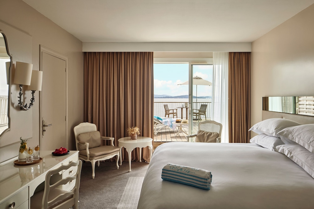 HABITACIÓN DE LUJO, 1 Cama King Size, terraza privada, vistas al mar del hotel Sofitel Golfe Ajaccio Thalassa Sea and Spa. Foto 1