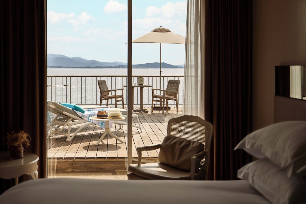 HABITACIÓN DE LUJO, 1 Cama King Size, terraza privada, vistas al mar del hotel Sofitel Golfe Ajaccio Thalassa Sea and Spa. Foto 2