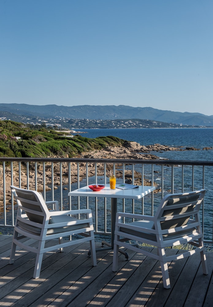 HABITACIÓN DE LUJO, 1 Cama King Size, solárium privado, vistas al mar del hotel Sofitel Golfe Ajaccio Thalassa Sea and Spa. Foto 2