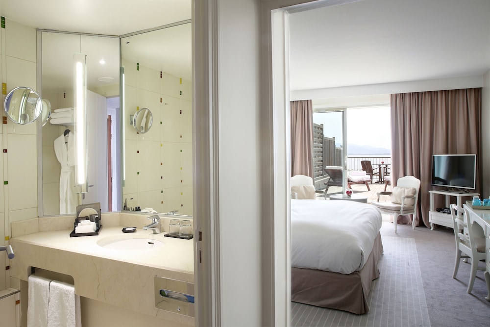 HABITACIÓN DE LUJO, 1 Cama King Size, solárium privado, vistas al mar del hotel Sofitel Golfe Ajaccio Thalassa Sea and Spa. Foto 3