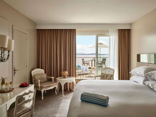 HABITACIÓN DE LUJO, 1 Cama King Size, solárium panorámico privado, vistas al mar del hotel Sofitel Golfe Ajaccio Thalassa Sea and Spa. Foto 3