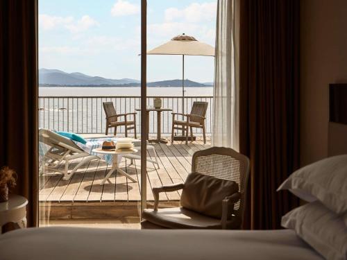 HABITACIÓN DE LUJO, 1 Cama King Size, solárium panorámico privado, vistas al mar del hotel Sofitel Golfe Ajaccio Thalassa Sea and Spa. Foto 4