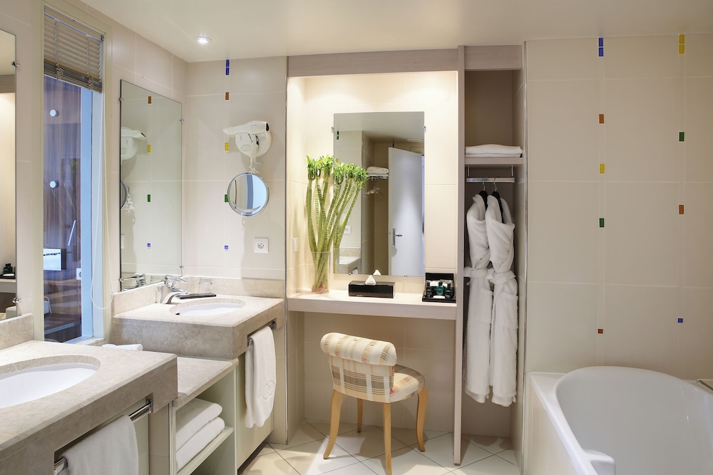 SUITE JUNIOR, 1 Cama King Size, vistas al mar del hotel Sofitel Golfe Ajaccio Thalassa Sea and Spa. Foto 4