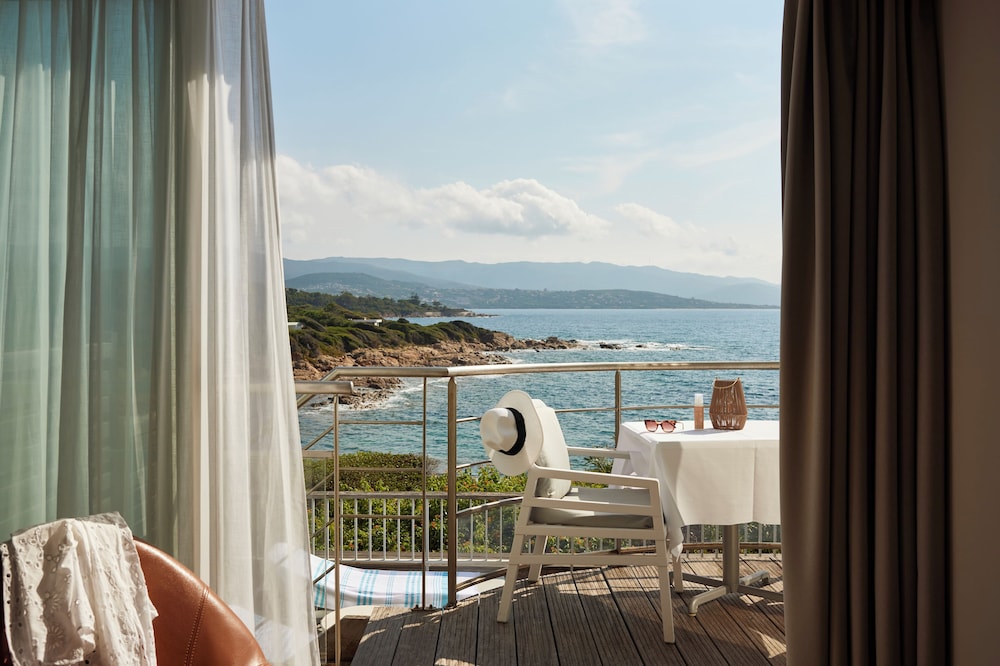 SUITE, 1 Cama King Size, terraza privada, vistas al mar del hotel Sofitel Golfe Ajaccio Thalassa Sea and Spa