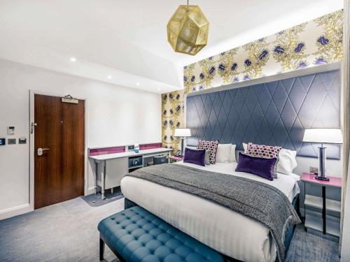 Habitación Privilege con cama extragrande del hotel Mercure London Hyde Park. Foto 1