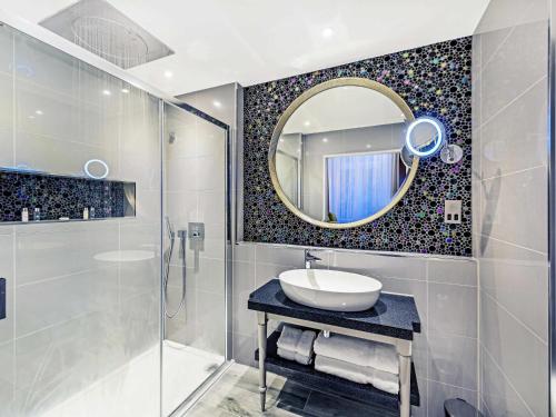 Suite Junior con cama extragrande del hotel Mercure London Hyde Park. Foto 5