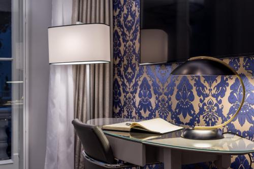 Suite Junior con cama extragrande del hotel Mercure London Hyde Park. Foto 8