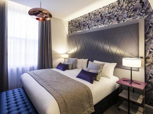 Habitación Privilege con cama extragrande del hotel Mercure London Hyde Park. Foto 13