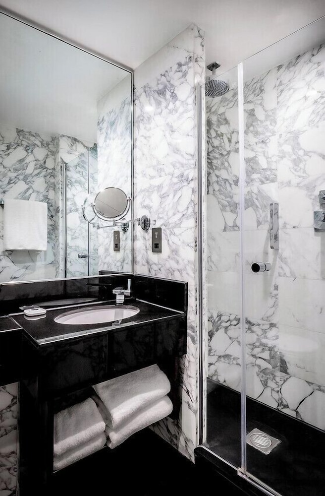 Habitación clásica, 1 cama de matrimonio grande del hotel The Kensington. Foto 11