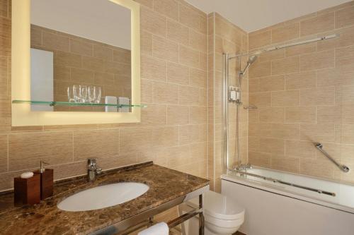 Habitación Executive ampliada - 1 cama king del hotel St. Ermins , Autograph Collection. Foto 8