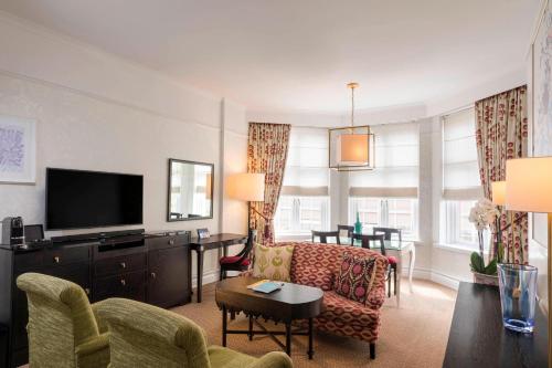 Suite con 1 cama King y sofá cama del hotel St. Ermins , Autograph Collection. Foto 1