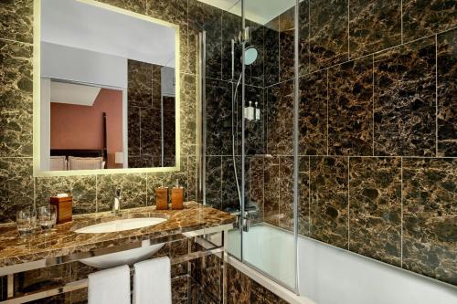 Suite con 1 cama King y sofá cama del hotel St. Ermins , Autograph Collection. Foto 10