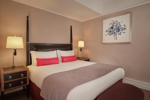 Suite Junior - 1 cama king y sofá cama del hotel St. Ermins , Autograph Collection