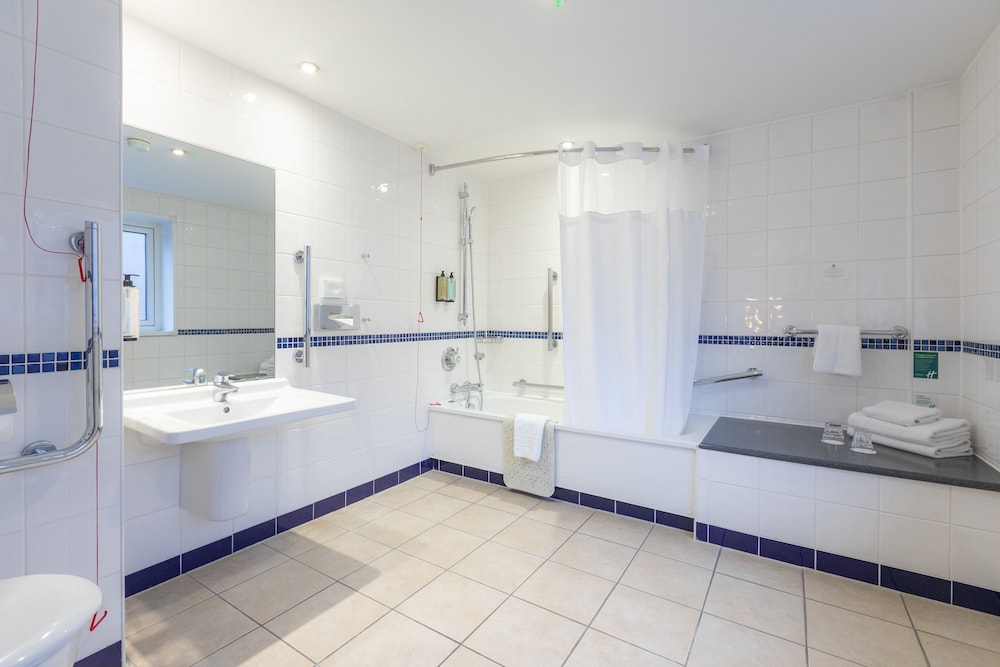 Habitación estándar, 1 cama doble, accesible para personas con discapacidad (Lowered Bath) del hotel Holiday Inn London - Regent's Park, An Ihg. Foto 4