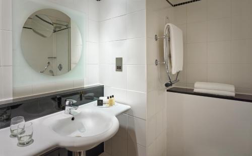 Habitación Doble Executive con vistas al puente del hotel The Tower, by Thistle. Foto 1