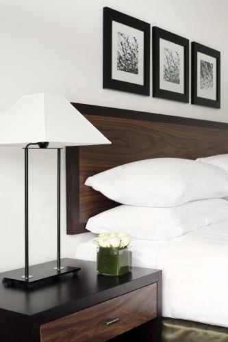 Habitación con cama extragrande y acceso al club del hotel Hyatt Regency London The Churchill. Foto 3