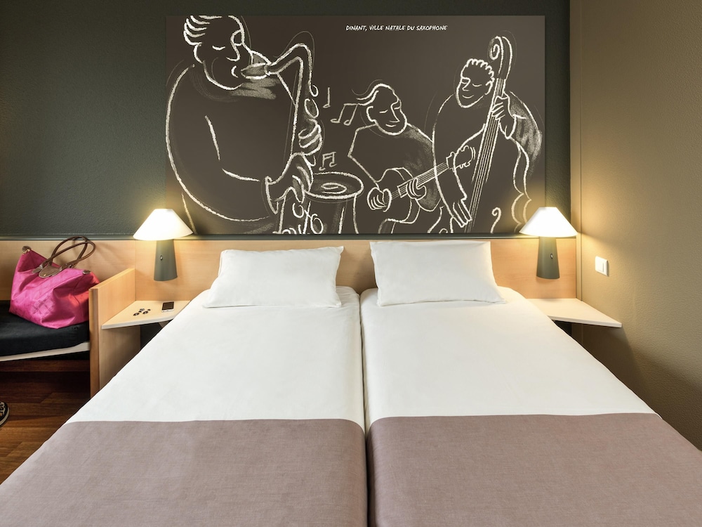 Habitación con 1 cama doble y vistas al río Mosa del hotel Ibis Dinant Centre