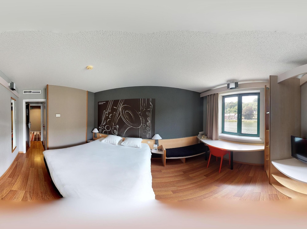 Habitación con 1 cama doble y vistas al río Mosa del hotel Ibis Dinant Centre. Foto 6