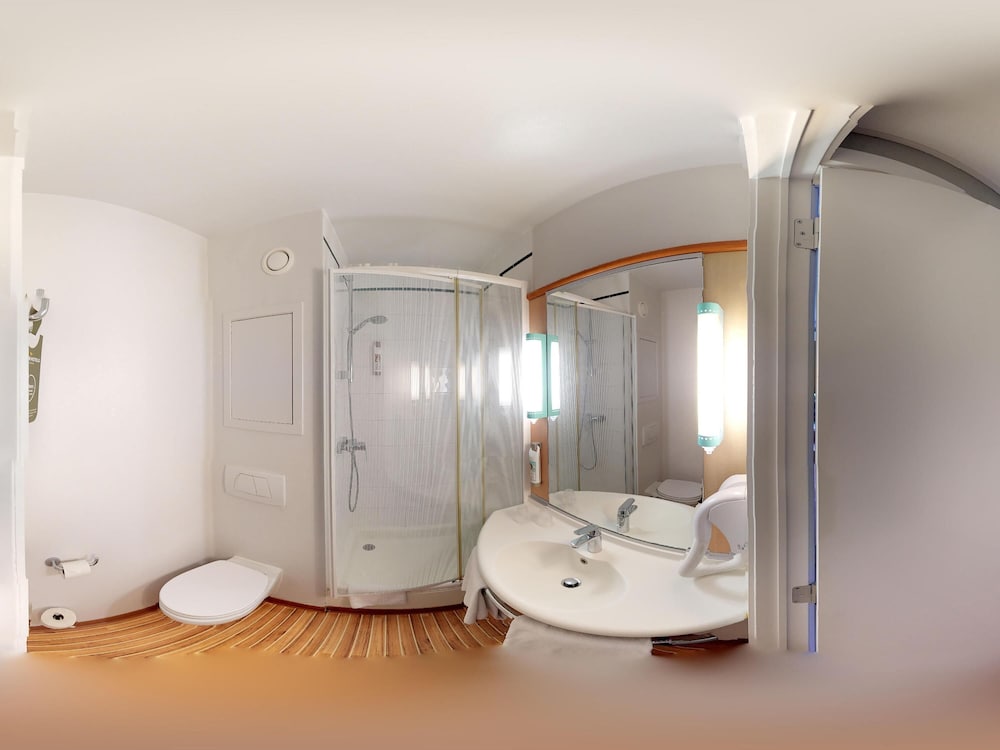 Habitación con camas individuales y vistas al río Mosa del hotel Ibis Dinant Centre. Foto 4