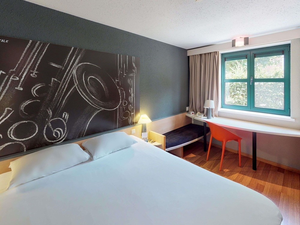 Habitación con 1 cama doble del hotel Ibis Dinant Centre