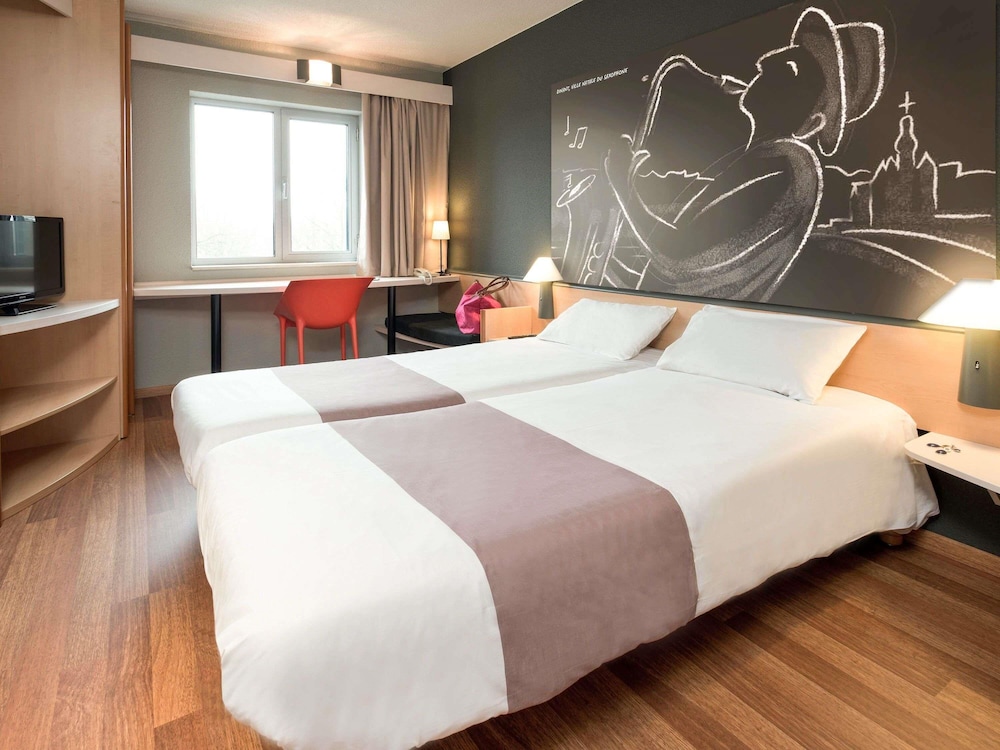 Habitación con camas individuales del hotel Ibis Dinant Centre