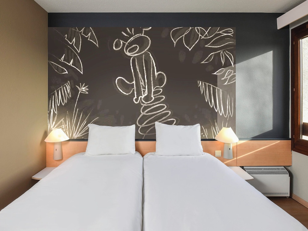 Habitación con camas individuales del hotel Ibis Dinant Centre. Foto 3
